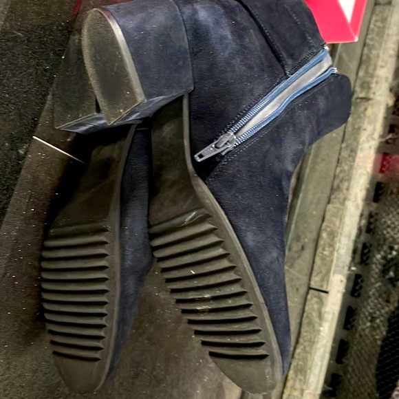 Vaneli Fidela size 7 suede ankle boots - Picture 4 of 5